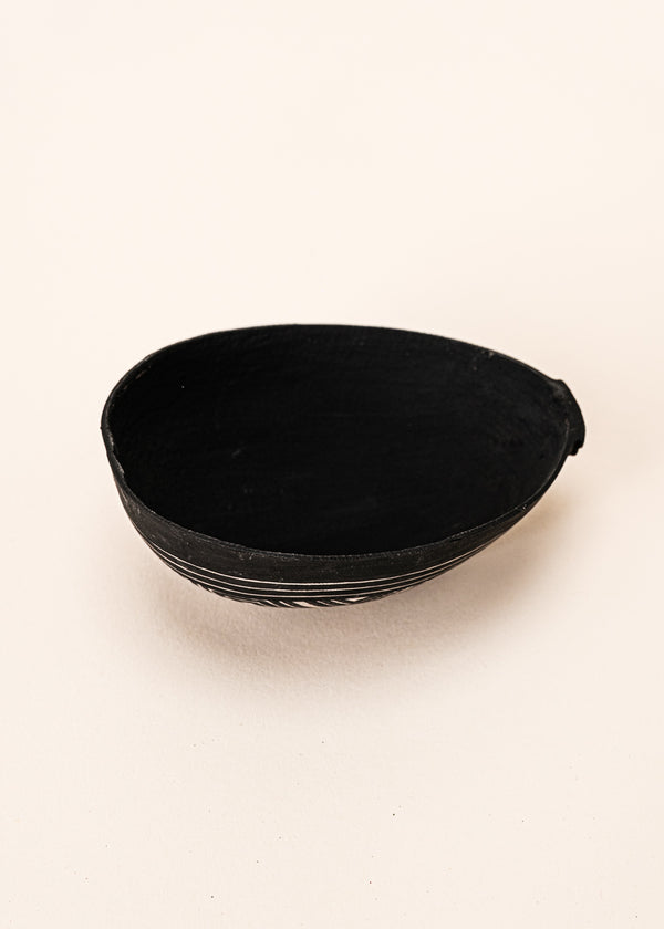 As cuias produzidas pelos povos indígenas são utensílios importantes no dia-a-dia: seja para carregar ou armazenar alimentos e servindo de colher ou copo, simbolizam a resistência e criatividade dos povos da floresta. Adquira o seu agora, garanta 6% de desconto no PIX