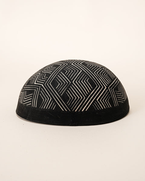 As cuias produzidas pelos povos indígenas são utensílios importantes no dia-a-dia: seja para carregar ou armazenar alimentos e servindo de colher ou copo, simbolizam a resistência e criatividade dos povos da floresta. Adquira o seu agora, garanta 6% de desconto no PIX