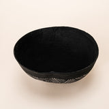 As cuias produzidas pelos povos indígenas são utensílios importantes no dia-a-dia: seja para carregar ou armazenar alimentos e servindo de colher ou copo, simbolizam a resistência e criatividade dos povos da floresta. Adquira o seu agora, garanta 6% de desconto no PIX