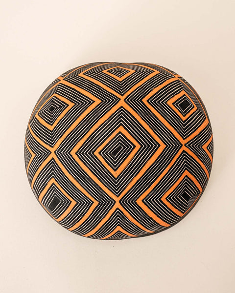 As cuias produzidas pelos povos indígenas são utensílios importantes no dia-a-dia: seja para carregar ou armazenar alimentos e servindo de colher ou copo, simbolizam a resistência e criatividade dos povos da floresta. Adquira o seu agora, garanta 6% de desconto no PIX