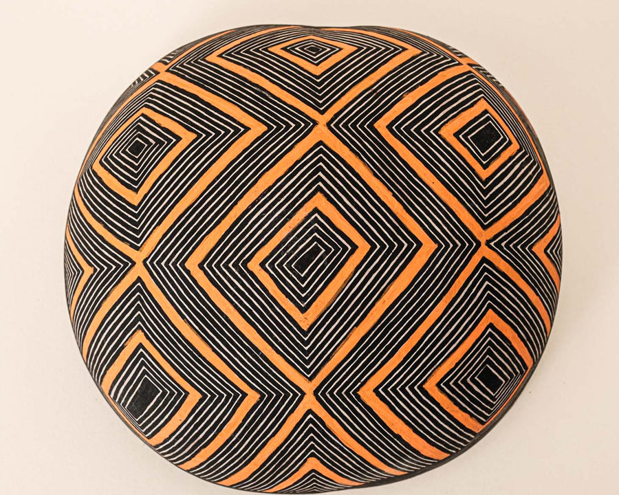 As cuias produzidas pelos povos indígenas são utensílios importantes no dia-a-dia: seja para carregar ou armazenar alimentos e servindo de colher ou copo, simbolizam a resistência e criatividade dos povos da floresta. Adquira o seu agora, garanta 6% de desconto no PIX