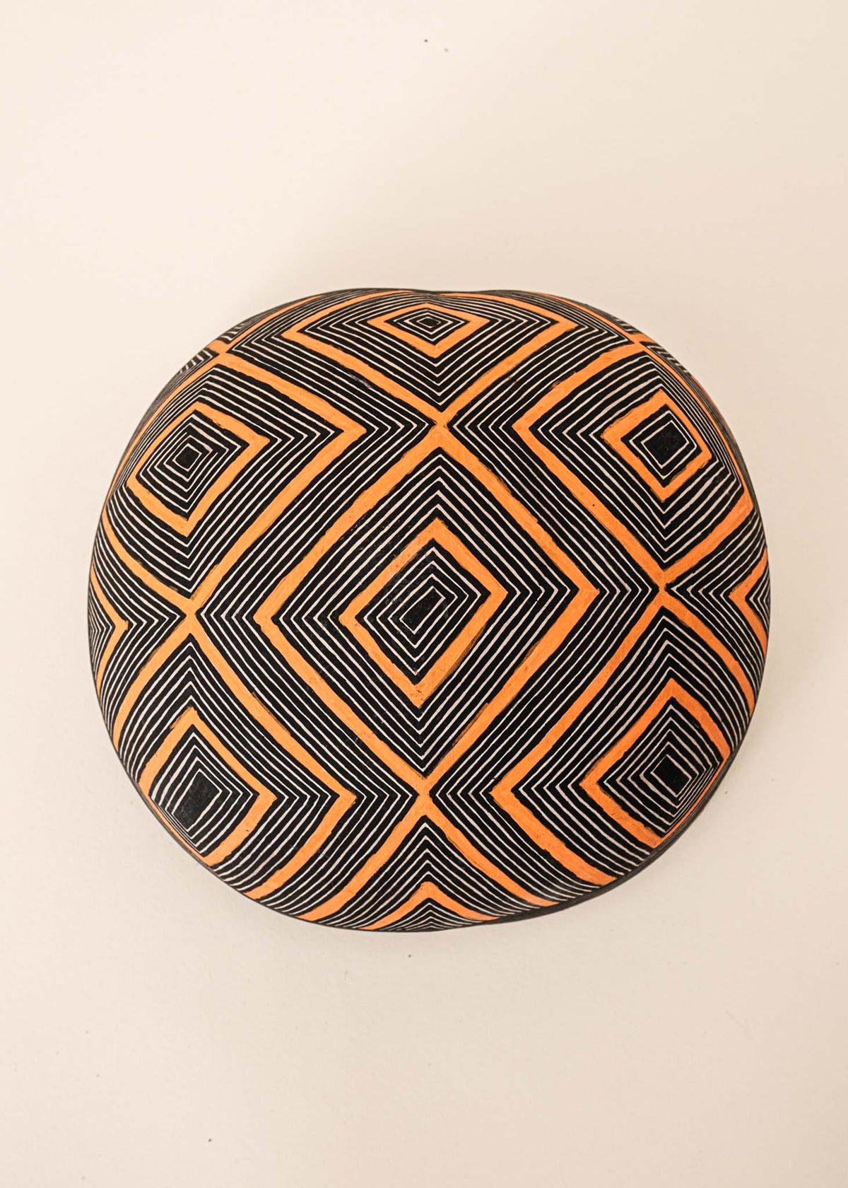 As cuias produzidas pelos povos indígenas são utensílios importantes no dia-a-dia: seja para carregar ou armazenar alimentos e servindo de colher ou copo, simbolizam a resistência e criatividade dos povos da floresta. Adquira o seu agora, garanta 6% de desconto no PIX