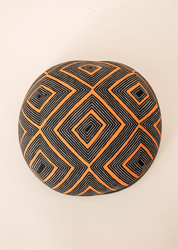 As cuias produzidas pelos povos indígenas são utensílios importantes no dia-a-dia: seja para carregar ou armazenar alimentos e servindo de colher ou copo, simbolizam a resistência e criatividade dos povos da floresta. Adquira o seu agora, garanta 6% de desconto no PIX