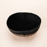 As cuias produzidas pelos povos indígenas são utensílios importantes no dia-a-dia: seja para carregar ou armazenar alimentos e servindo de colher ou copo, simbolizam a resistência e criatividade dos povos da floresta. Adquira o seu agora, garanta 6% de desconto no PIX