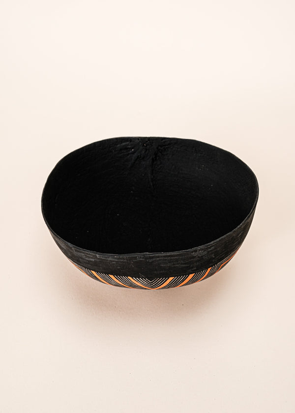 As cuias produzidas pelos povos indígenas são utensílios importantes no dia-a-dia: seja para carregar ou armazenar alimentos e servindo de colher ou copo, simbolizam a resistência e criatividade dos povos da floresta. Adquira o seu agora, garanta 6% de desconto no PIX