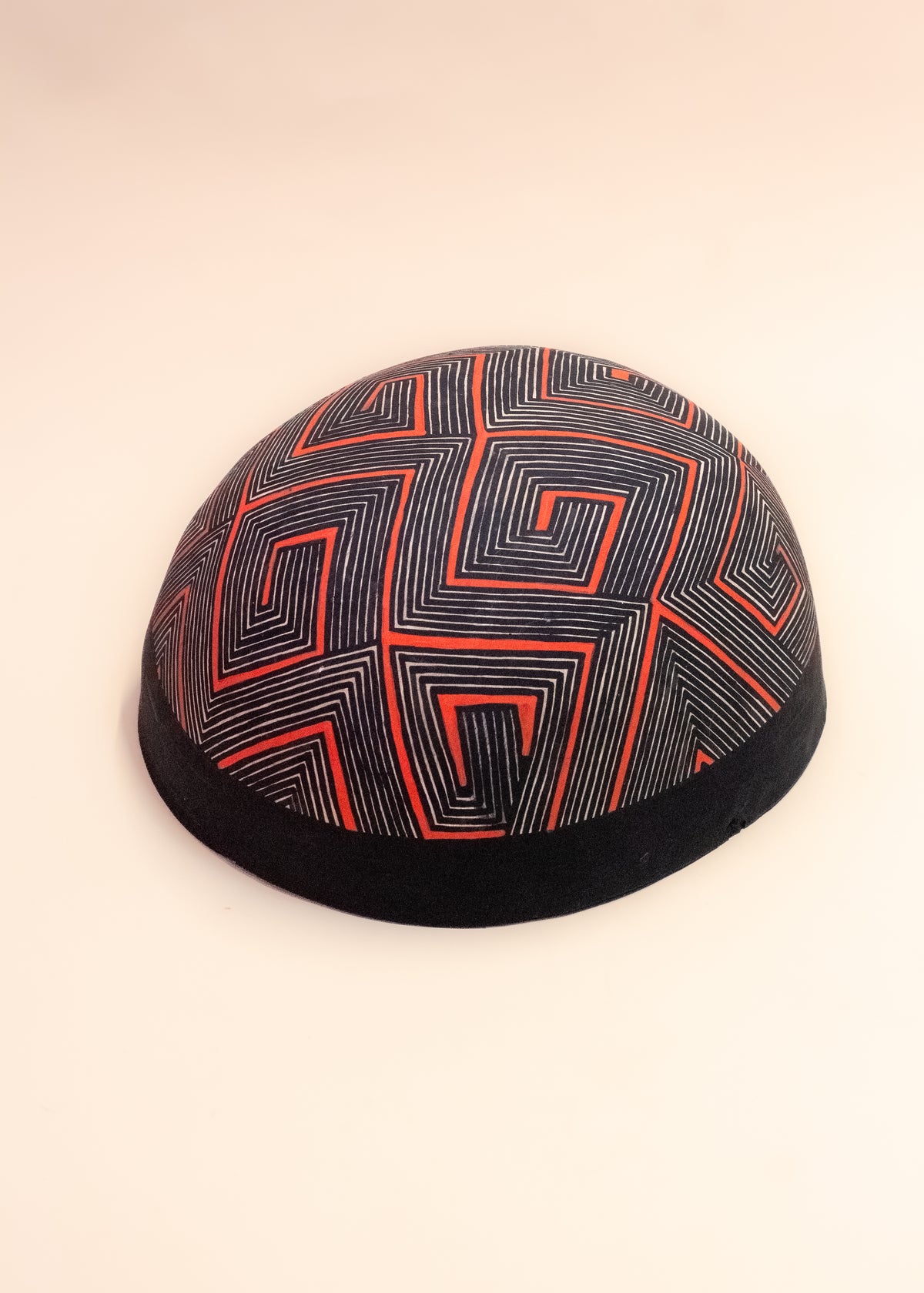 As cuias produzidas pelos povos indígenas são utensílios importantes no dia-a-dia: seja para carregar ou armazenar alimentos e servindo de colher ou copo, simbolizam a resistência e criatividade dos povos da floresta. Adquira o seu agora, garanta 6% de desconto no PIX