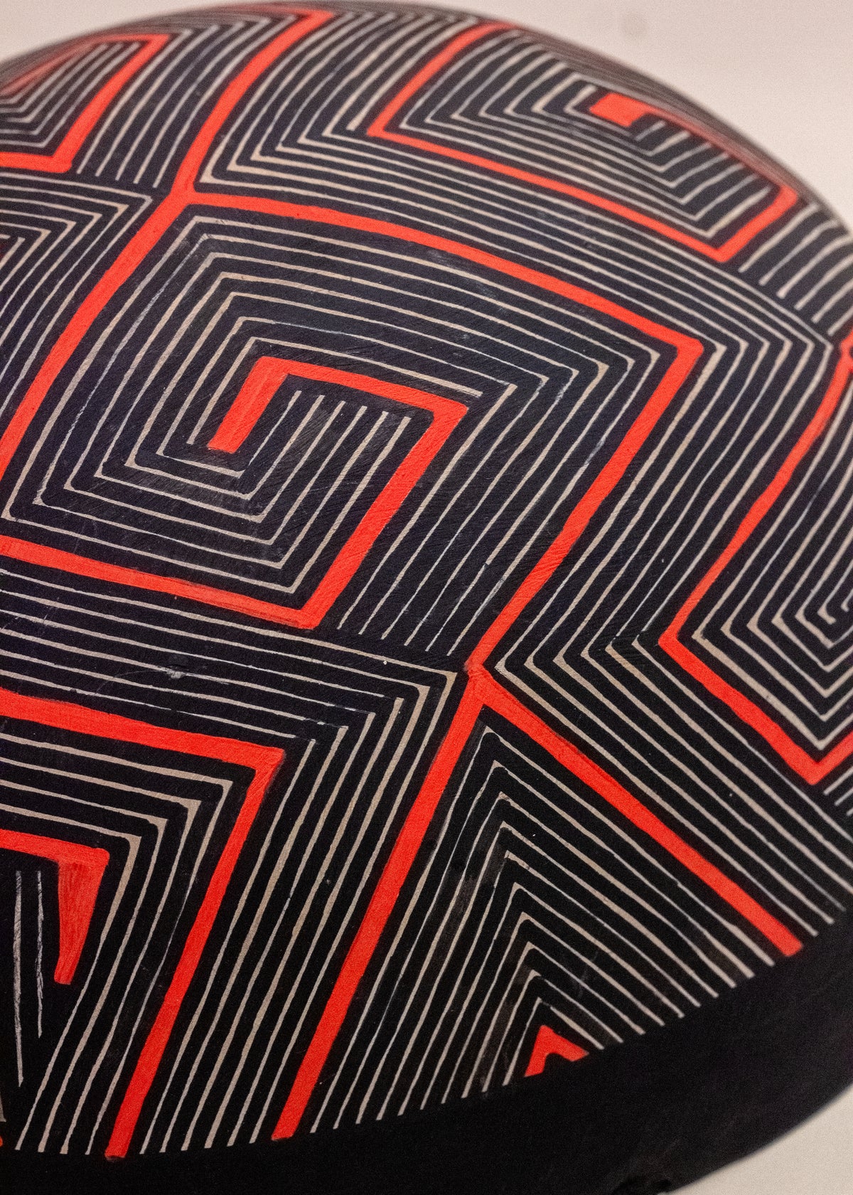 As cuias produzidas pelos povos indígenas são utensílios importantes no dia-a-dia: seja para carregar ou armazenar alimentos e servindo de colher ou copo, simbolizam a resistência e criatividade dos povos da floresta. Adquira o seu agora, garanta 6% de desconto no PIX