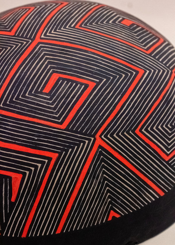 As cuias produzidas pelos povos indígenas são utensílios importantes no dia-a-dia: seja para carregar ou armazenar alimentos e servindo de colher ou copo, simbolizam a resistência e criatividade dos povos da floresta. Adquira o seu agora, garanta 6% de desconto no PIX