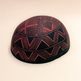 As cuias produzidas pelos povos indígenas são utensílios importantes no dia-a-dia: seja para carregar ou armazenar alimentos e servindo de colher ou copo, simbolizam a resistência e criatividade dos povos da floresta. Adquira o seu agora, garanta 6% de desconto no PIX