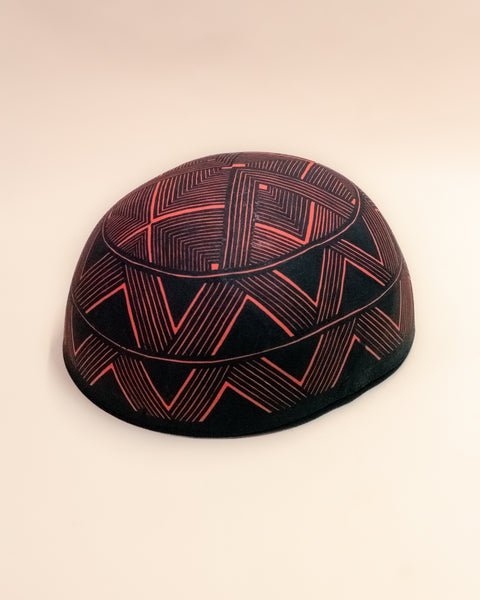 As cuias produzidas pelos povos indígenas são utensílios importantes no dia-a-dia: seja para carregar ou armazenar alimentos e servindo de colher ou copo, simbolizam a resistência e criatividade dos povos da floresta. Adquira o seu agora, garanta 6% de desconto no PIX