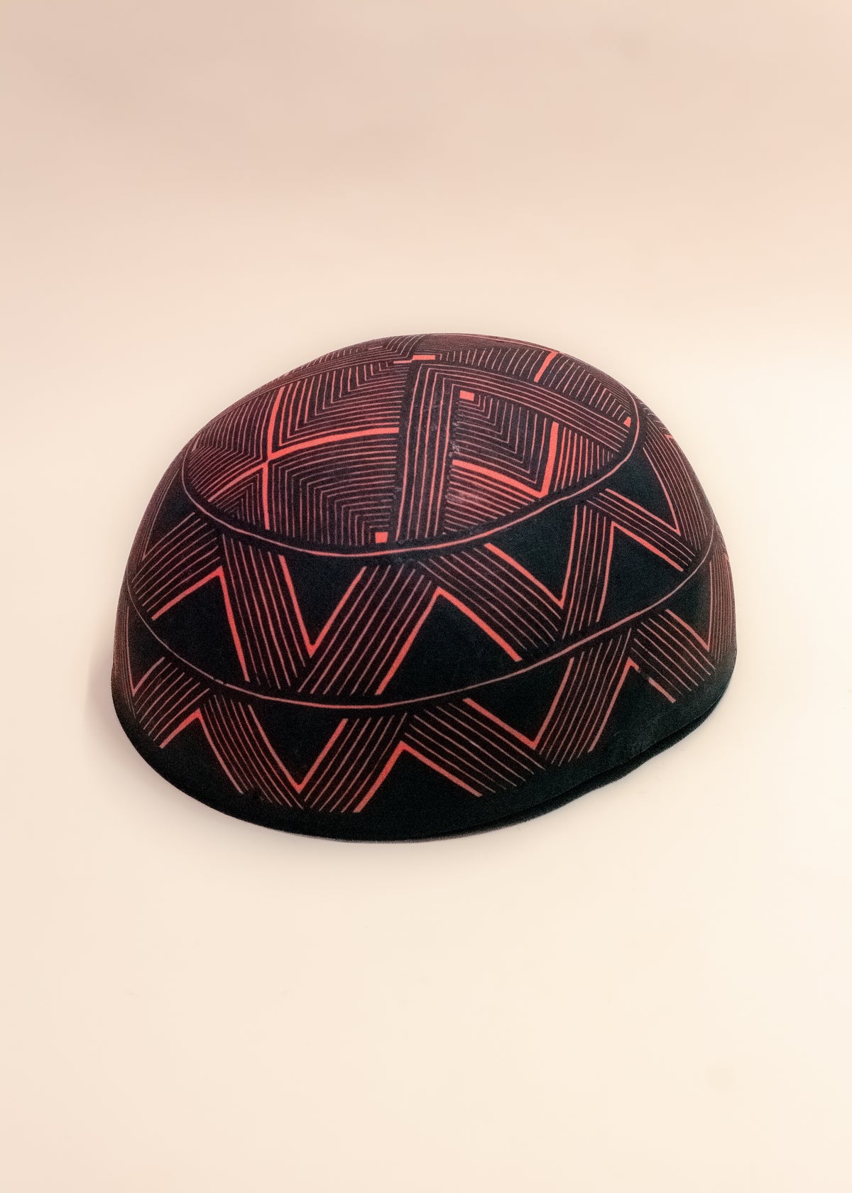 As cuias produzidas pelos povos indígenas são utensílios importantes no dia-a-dia: seja para carregar ou armazenar alimentos e servindo de colher ou copo, simbolizam a resistência e criatividade dos povos da floresta. Adquira o seu agora, garanta 6% de desconto no PIX