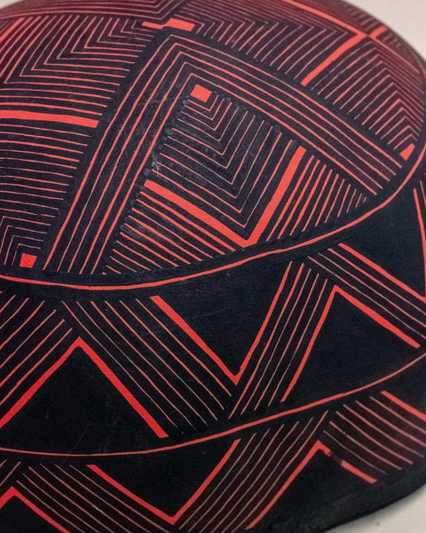 As cuias produzidas pelos povos indígenas são utensílios importantes no dia-a-dia: seja para carregar ou armazenar alimentos e servindo de colher ou copo, simbolizam a resistência e criatividade dos povos da floresta. Adquira o seu agora, garanta 6% de desconto no PIX