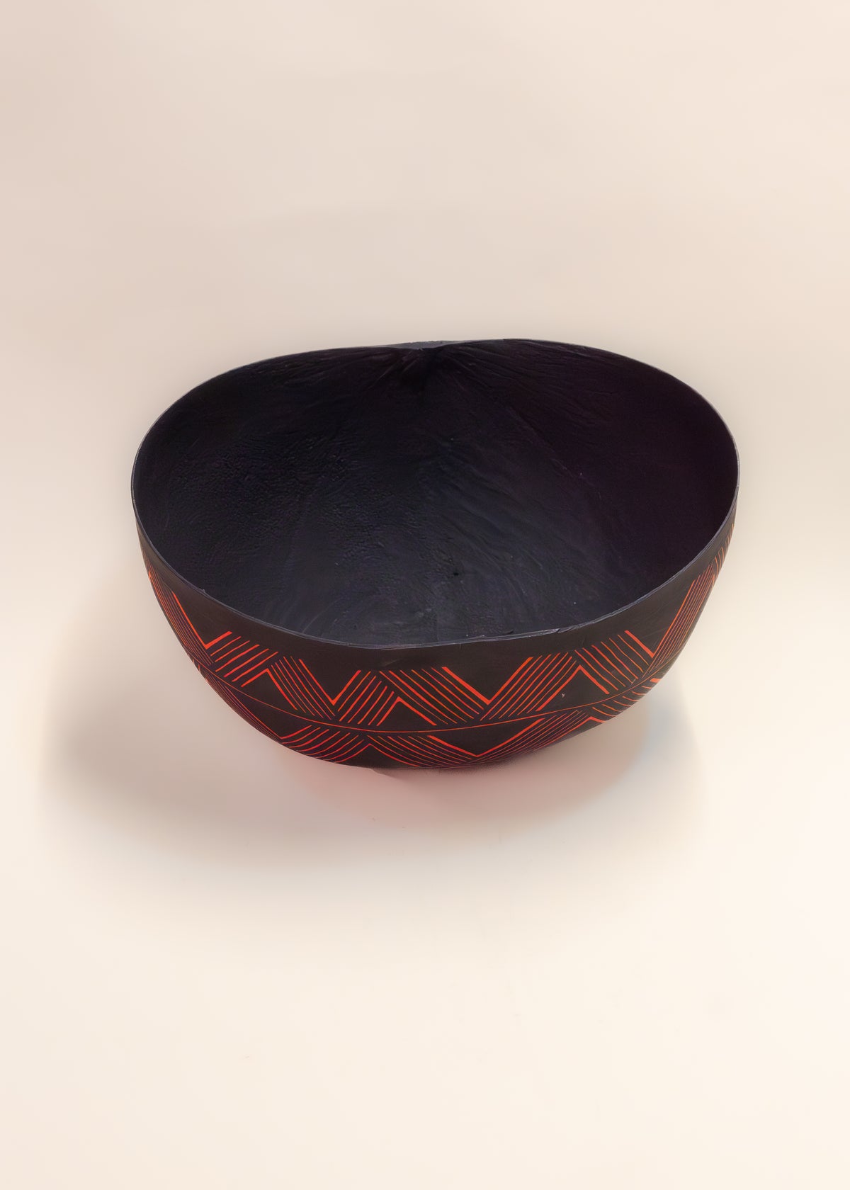 As cuias produzidas pelos povos indígenas são utensílios importantes no dia-a-dia: seja para carregar ou armazenar alimentos e servindo de colher ou copo, simbolizam a resistência e criatividade dos povos da floresta. Adquira o seu agora, garanta 6% de desconto no PIX