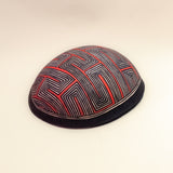 As cuias produzidas pelos povos indígenas são utensílios importantes no dia-a-dia: seja para carregar ou armazenar alimentos e servindo de colher ou copo, simbolizam a resistência e criatividade dos povos da floresta. Adquira o seu agora, garanta 6% de desconto no PIX