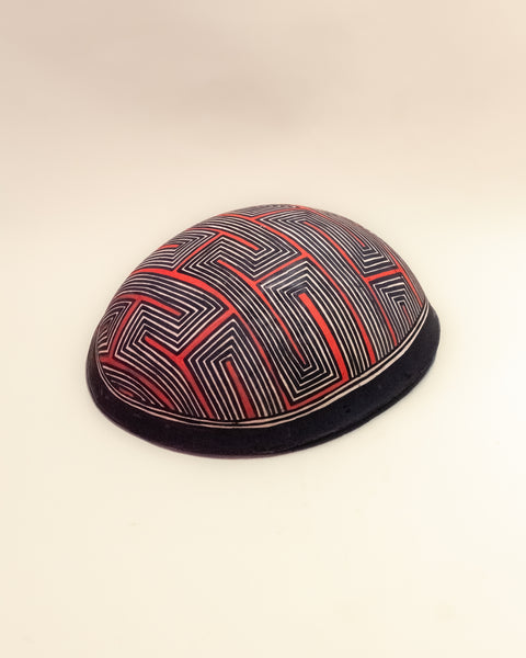 As cuias produzidas pelos povos indígenas são utensílios importantes no dia-a-dia: seja para carregar ou armazenar alimentos e servindo de colher ou copo, simbolizam a resistência e criatividade dos povos da floresta. Adquira o seu agora, garanta 6% de desconto no PIX