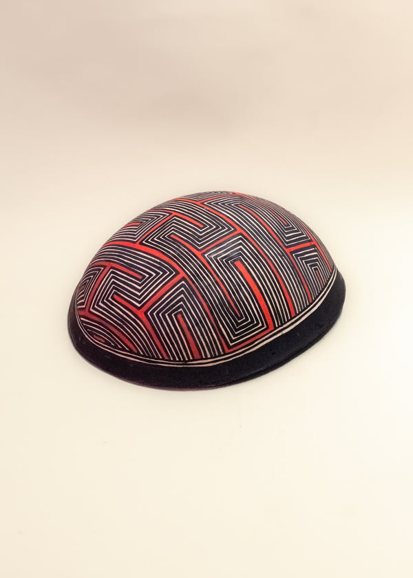 As cuias produzidas pelos povos indígenas são utensílios importantes no dia-a-dia: seja para carregar ou armazenar alimentos e servindo de colher ou copo, simbolizam a resistência e criatividade dos povos da floresta. Adquira o seu agora, garanta 6% de desconto no PIX