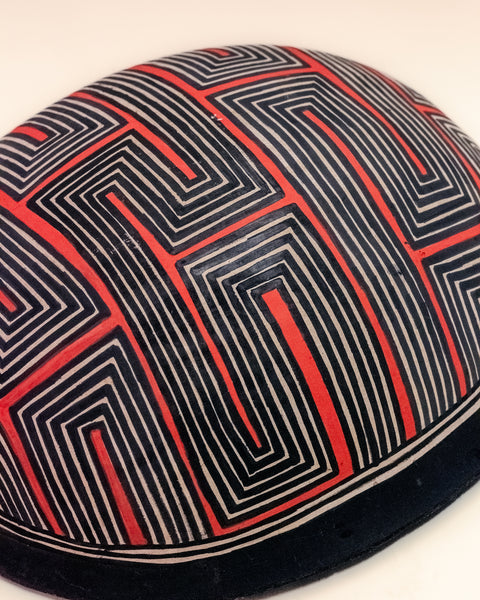 As cuias produzidas pelos povos indígenas são utensílios importantes no dia-a-dia: seja para carregar ou armazenar alimentos e servindo de colher ou copo, simbolizam a resistência e criatividade dos povos da floresta. Adquira o seu agora, garanta 6% de desconto no PIX