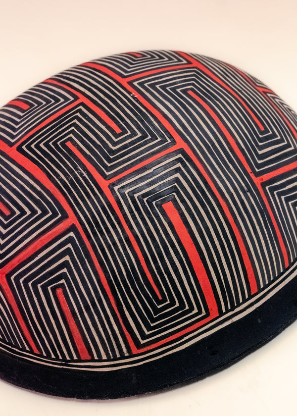 As cuias produzidas pelos povos indígenas são utensílios importantes no dia-a-dia: seja para carregar ou armazenar alimentos e servindo de colher ou copo, simbolizam a resistência e criatividade dos povos da floresta. Adquira o seu agora, garanta 6% de desconto no PIX