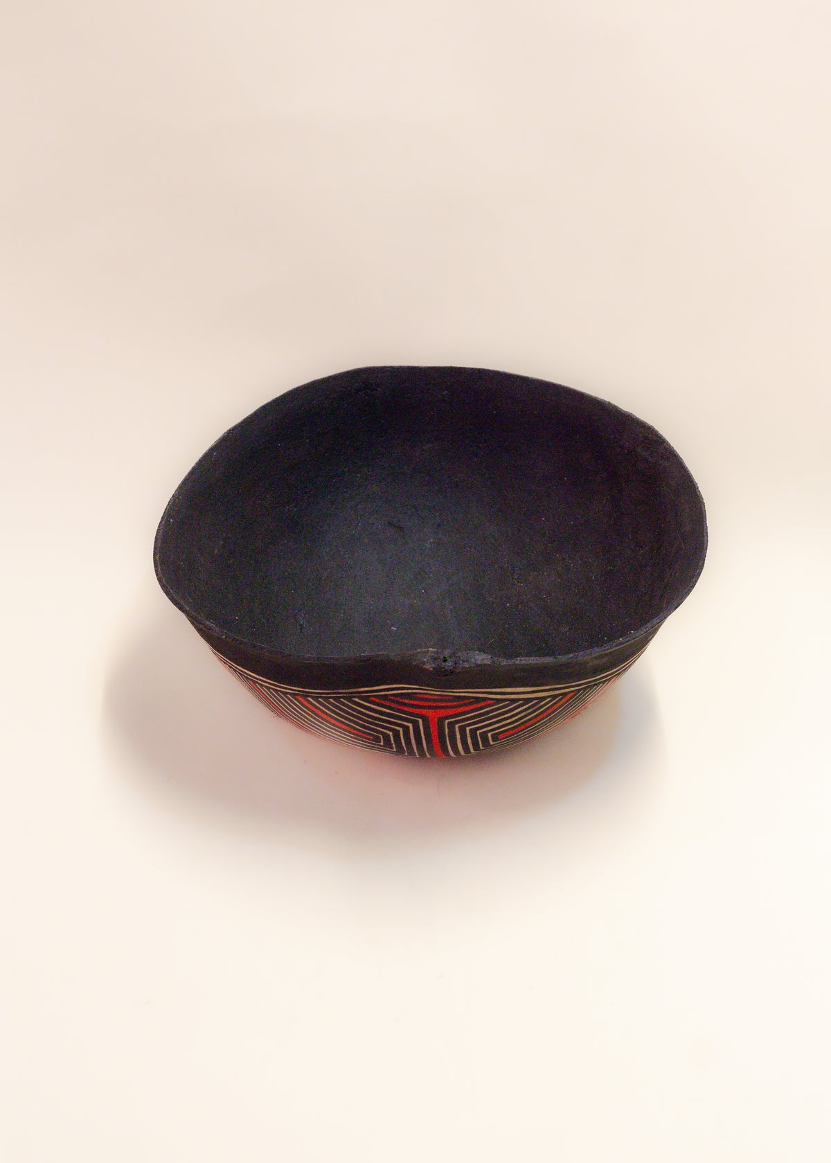 As cuias produzidas pelos povos indígenas são utensílios importantes no dia-a-dia: seja para carregar ou armazenar alimentos e servindo de colher ou copo, simbolizam a resistência e criatividade dos povos da floresta. Adquira o seu agora, garanta 6% de desconto no PIX