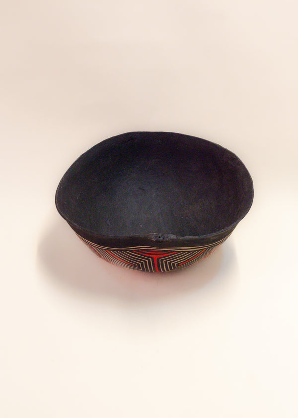 As cuias produzidas pelos povos indígenas são utensílios importantes no dia-a-dia: seja para carregar ou armazenar alimentos e servindo de colher ou copo, simbolizam a resistência e criatividade dos povos da floresta. Adquira o seu agora, garanta 6% de desconto no PIX