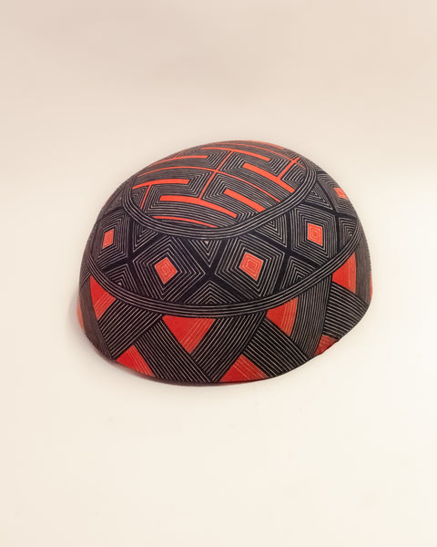 As cuias produzidas pelos povos indígenas são utensílios importantes no dia-a-dia: seja para carregar ou armazenar alimentos e servindo de colher ou copo, simbolizam a resistência e criatividade dos povos da floresta. Adquira o seu agora, garanta 6% de desconto no PIX