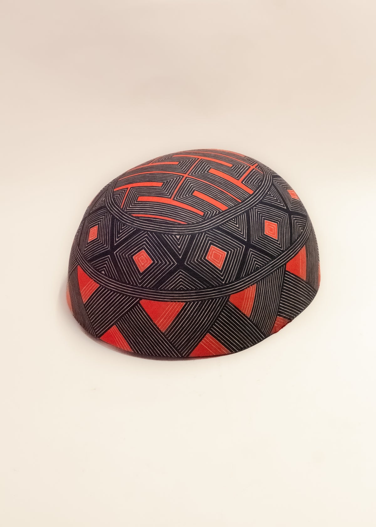 As cuias produzidas pelos povos indígenas são utensílios importantes no dia-a-dia: seja para carregar ou armazenar alimentos e servindo de colher ou copo, simbolizam a resistência e criatividade dos povos da floresta. Adquira o seu agora, garanta 6% de desconto no PIX