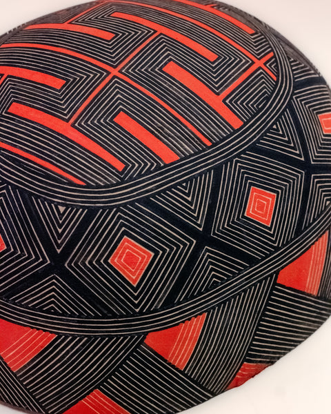 As cuias produzidas pelos povos indígenas são utensílios importantes no dia-a-dia: seja para carregar ou armazenar alimentos e servindo de colher ou copo, simbolizam a resistência e criatividade dos povos da floresta. Adquira o seu agora, garanta 6% de desconto no PIX