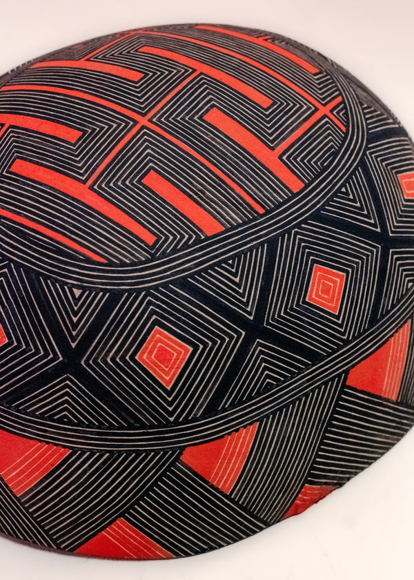 As cuias produzidas pelos povos indígenas são utensílios importantes no dia-a-dia: seja para carregar ou armazenar alimentos e servindo de colher ou copo, simbolizam a resistência e criatividade dos povos da floresta. Adquira o seu agora, garanta 6% de desconto no PIX