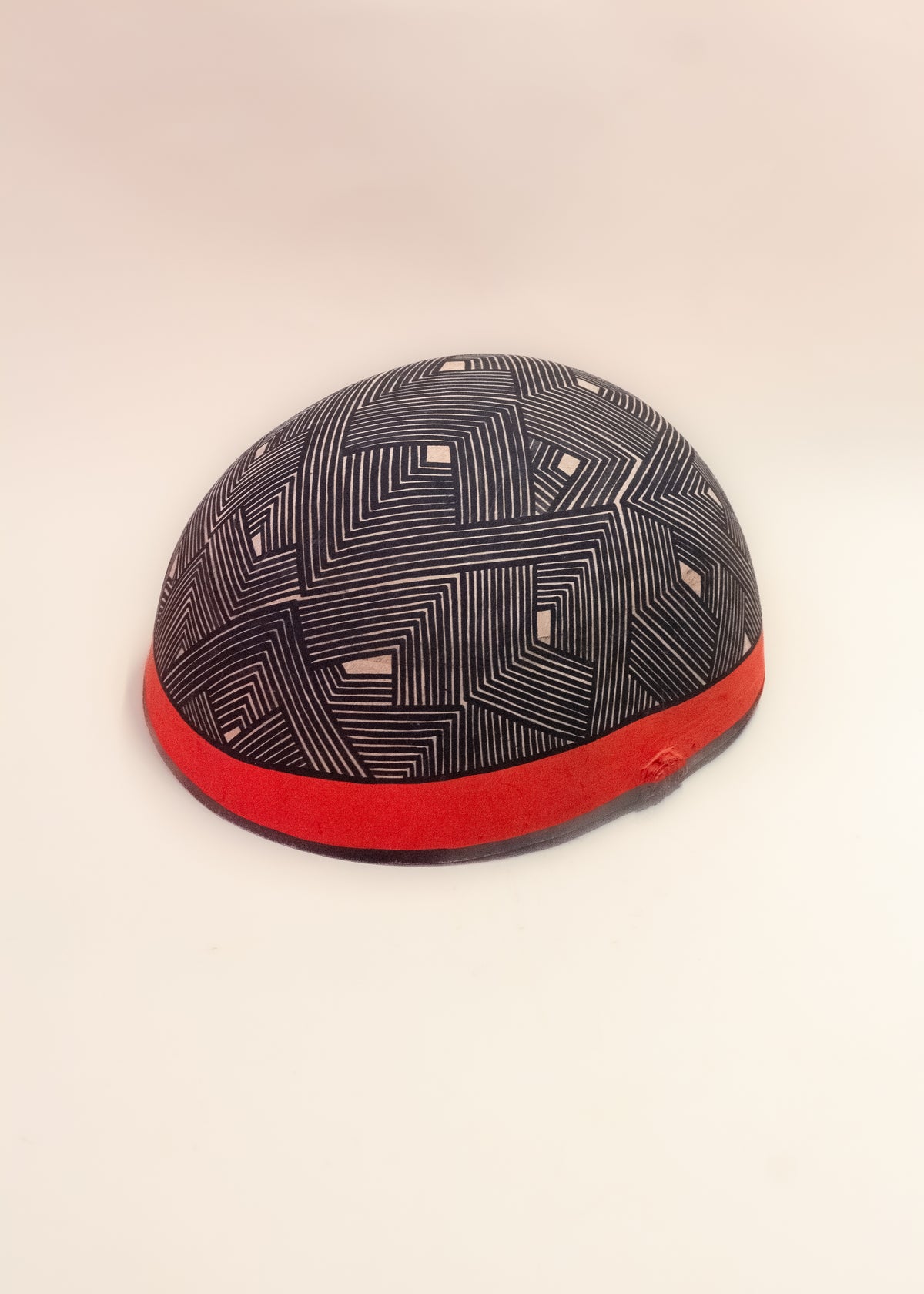 As cuias produzidas pelos povos indígenas são utensílios importantes no dia-a-dia: seja para carregar ou armazenar alimentos e servindo de colher ou copo, simbolizam a resistência e criatividade dos povos da floresta. Adquira o seu agora, garanta 6% de desconto no PIX