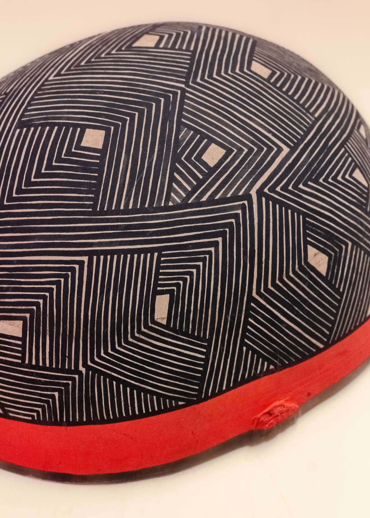 As cuias produzidas pelos povos indígenas são utensílios importantes no dia-a-dia: seja para carregar ou armazenar alimentos e servindo de colher ou copo, simbolizam a resistência e criatividade dos povos da floresta. Adquira o seu agora, garanta 6% de desconto no PIX