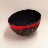 As cuias produzidas pelos povos indígenas são utensílios importantes no dia-a-dia: seja para carregar ou armazenar alimentos e servindo de colher ou copo, simbolizam a resistência e criatividade dos povos da floresta. Adquira o seu agora, garanta 6% de desconto no PIX