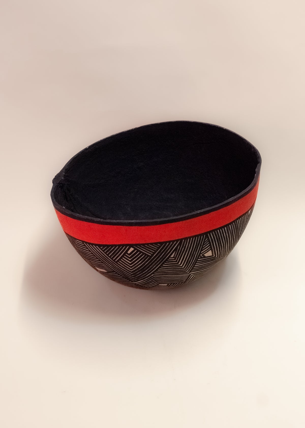 As cuias produzidas pelos povos indígenas são utensílios importantes no dia-a-dia: seja para carregar ou armazenar alimentos e servindo de colher ou copo, simbolizam a resistência e criatividade dos povos da floresta. Adquira o seu agora, garanta 6% de desconto no PIX