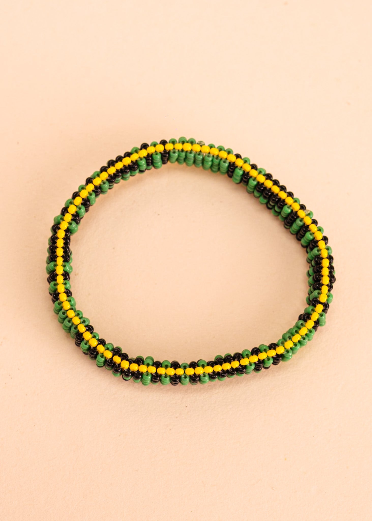 Dupla de pulseira de miçangas verde, preta e amarela, feita pelo povo Waurá, artesanato indígena brasileiro 