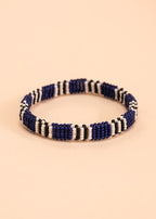 Dupla de pulseira de miçangas azul, preta e branca, feita pelo povo Waurá, artesanato indígena brasileiro 