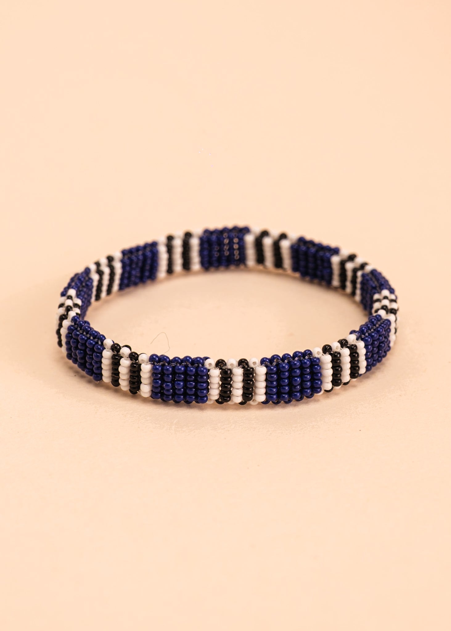Dupla de pulseira de miçangas azul, preta e branca, feita pelo povo Waurá, artesanato indígena brasileiro 