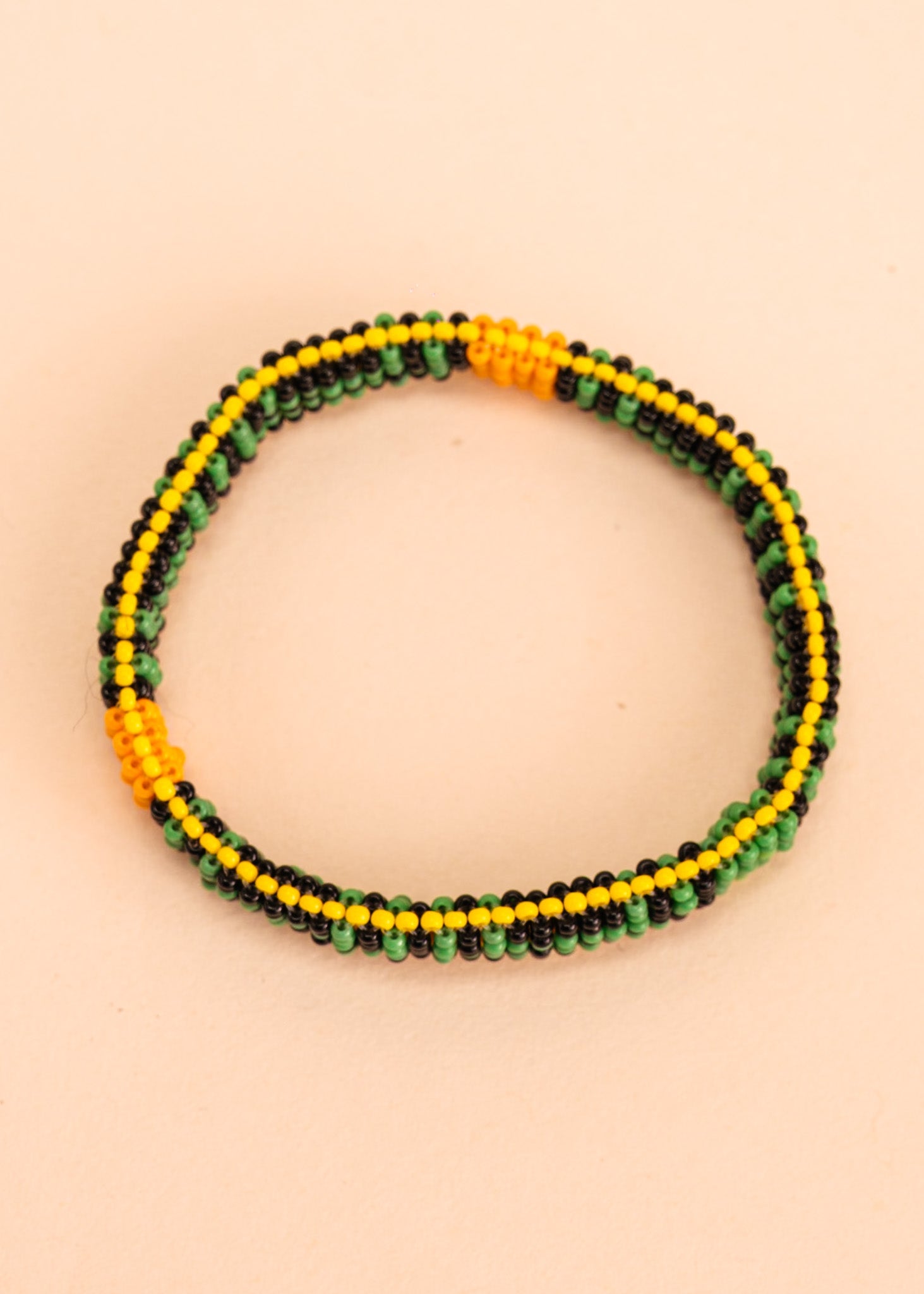 Dupla de pulseira de miçangas verde, preta e amarela, feita pelo povo Waurá, artesanato indígena brasileiro 