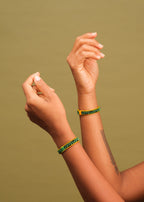Dupla de pulseira de miçangas verde, preta e amarela, feita pelo povo Waurá, artesanato indígena brasileiro 