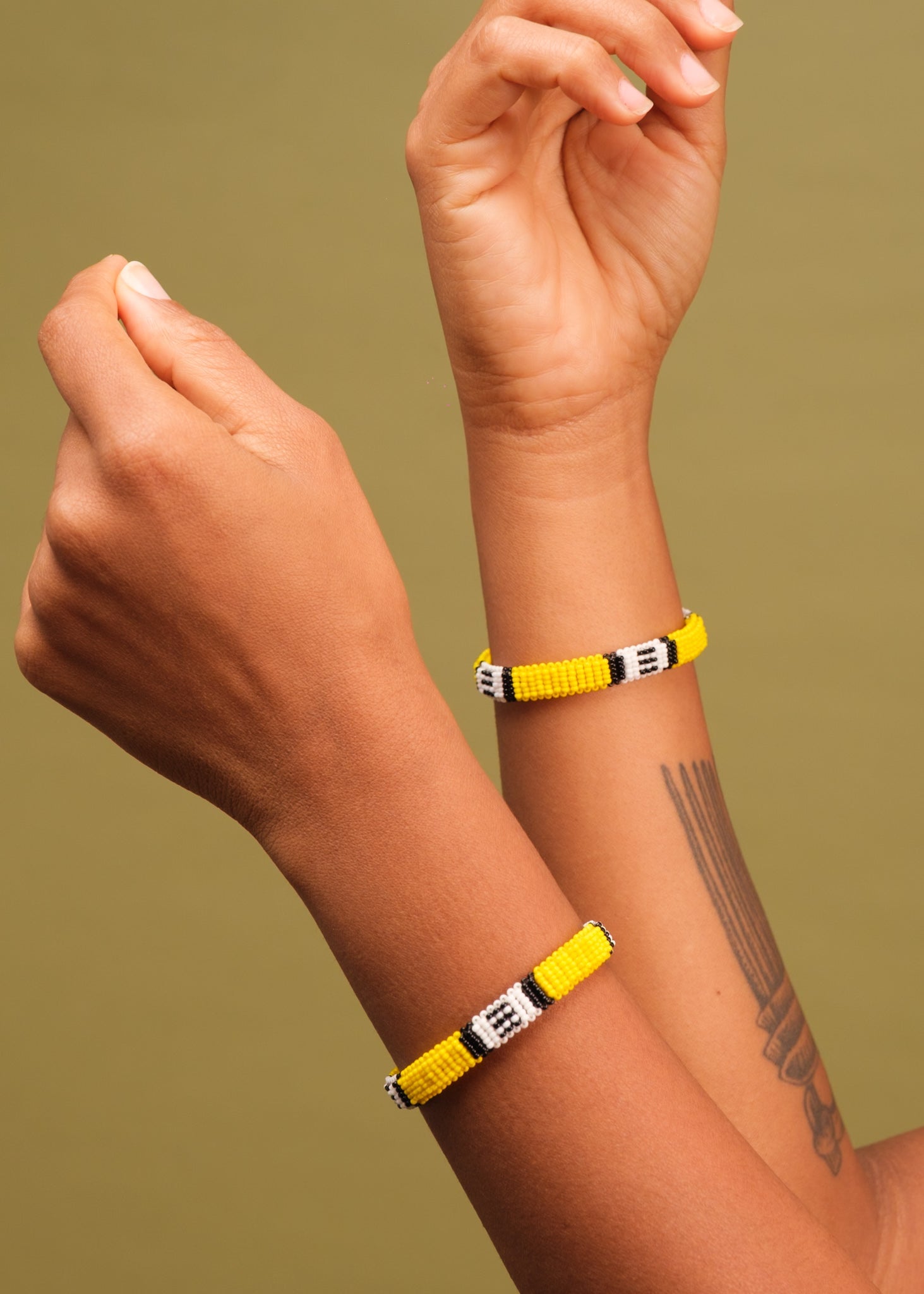 Dupla de pulseira de miçangas amarela, preta e branca feita pelo povo Waurá, artesanato indígena brasileiro  Imagem principal do produto