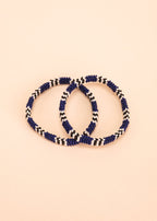 Dupla de pulseira de miçangas azul, preta e branca, feita pelo povo Waurá, artesanato indígena brasileiro 