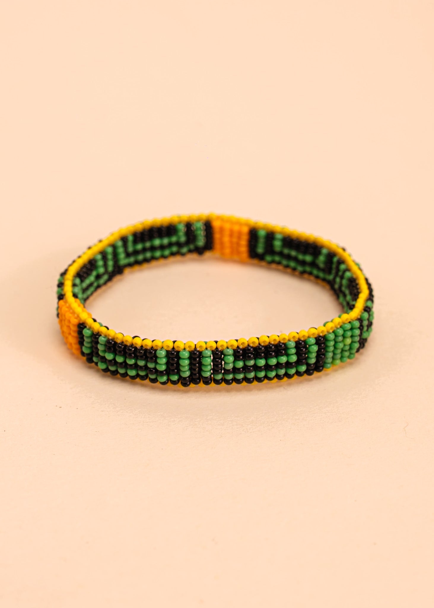 Dupla de pulseira de miçangas verde, preta e amarela, feita pelo povo Waurá, artesanato indígena brasileiro 