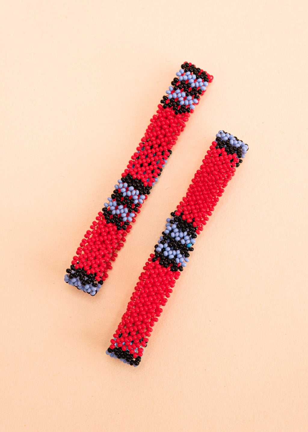 Pulseira de miçangas azul e vermelha feita pelo povo Waurá, artesanato indígena brasileiro 
