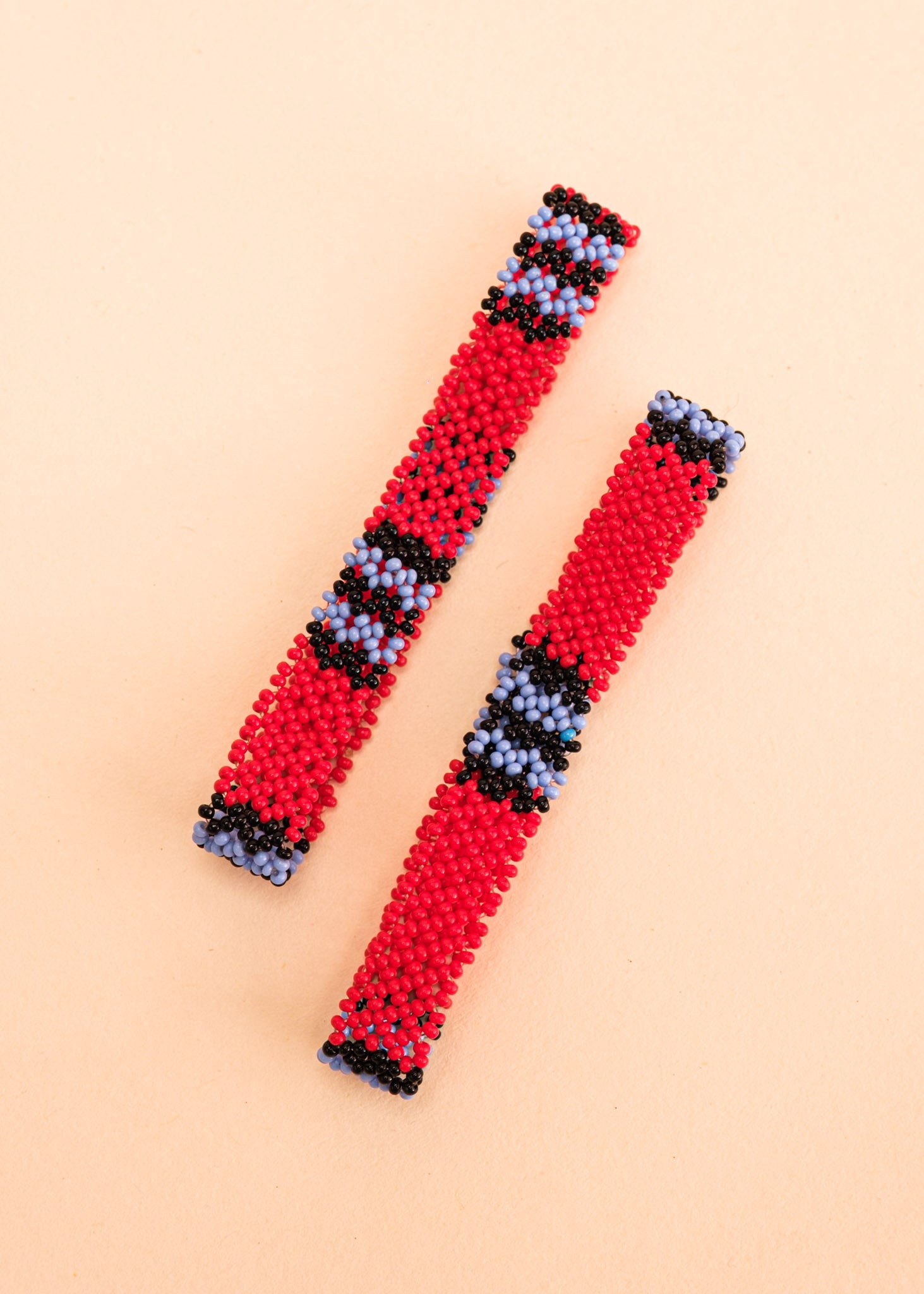 Pulseira de miçangas azul e vermelha feita pelo povo Waurá, artesanato indígena brasileiro 