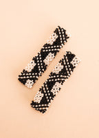 Pulseira de miçangas branca e preto feita pelo povo Waurá, artesanato indígena brasileiro