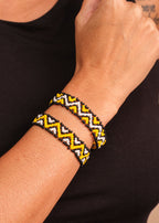 Pulseira de miçangas amarela e branca feita pelo povo Waurá, artesanato indígena brasileiro