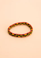 Pulseira de miçangas amarela com preto feita pelo povo Waurá, artesanato indígena brasileiro