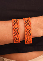 Pulseira de miçangas laranja feito pelo povo Waurá, artesanato indígena brasileiro