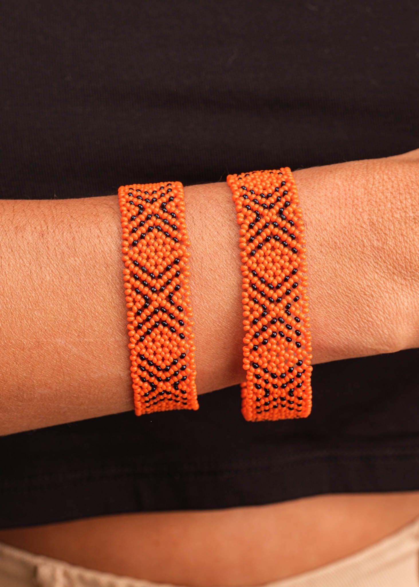 Pulseira de miçangas laranja feito pelo povo Waurá, artesanato indígena brasileiro