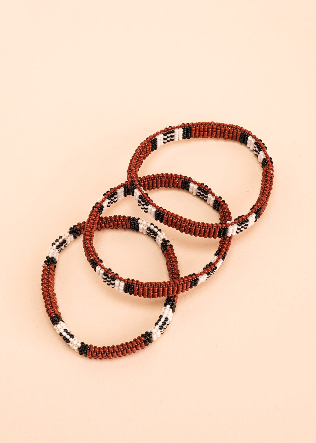 Dupla de pulseiras coral de miçangas marrom, preta e branca, feita pelo povo Waurá, artesanato indígena brasileiro