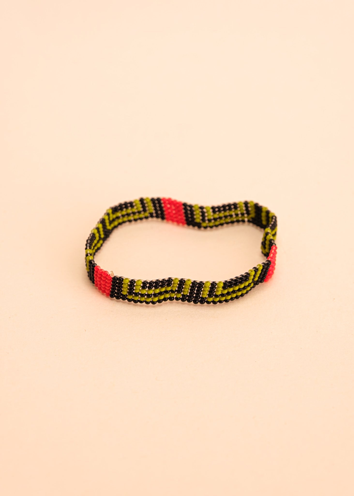 Pulseira de miçangas verde feita pelo povo Waurá, artesanato indígena brasileiro