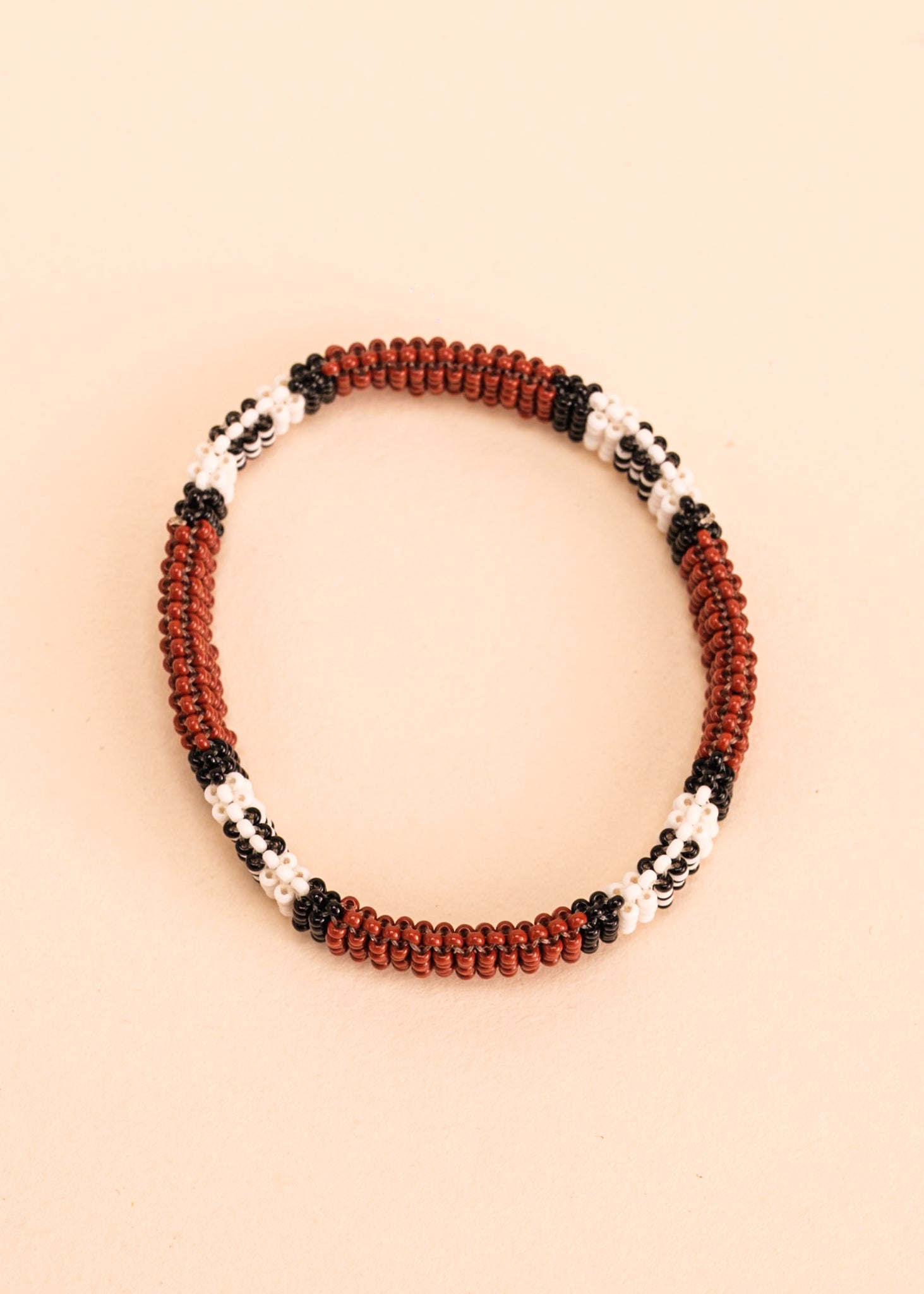 Dupla de pulseiras coral de miçangas marrom, preta e branca, feita pelo povo Waurá, artesanato indígena brasileiro